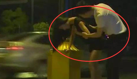 18岁女生知道酒躺路上,却没人来捡,害怕真相一个女孩喝醉一个男生图片