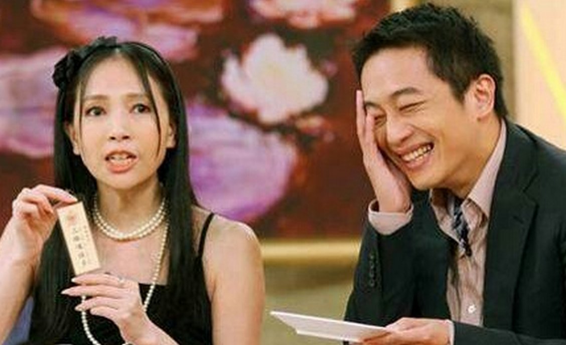 60岁的她5婚5离，找25岁小鲜肉男友败光8亿家产，还被家暴