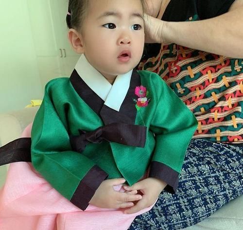 咸素媛婆婆晒孙女穿韩服照片，粉红裙子绿色上衣十分可爱，和爸爸一模一样