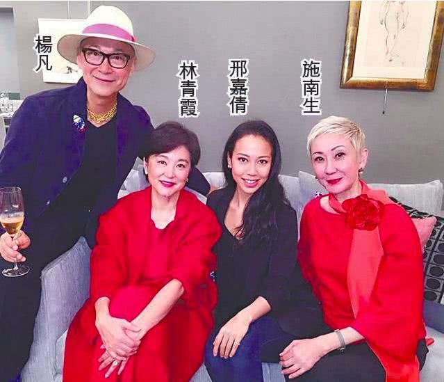 64岁林青霞与67岁施南生同框比美,玉镯太抢镜