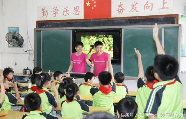 足球场上的亲子课 雅诗兰黛公司版爸爸去哪