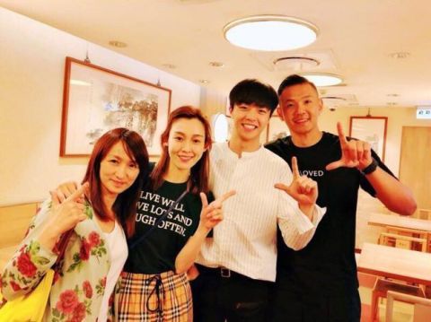 范玮琪晒与陈立农合照 农农拜见老板喜笑颜开