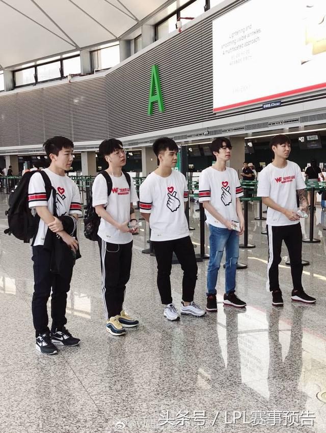 LOL:WE全员抵达西安新基地,清一色情侣衫引发