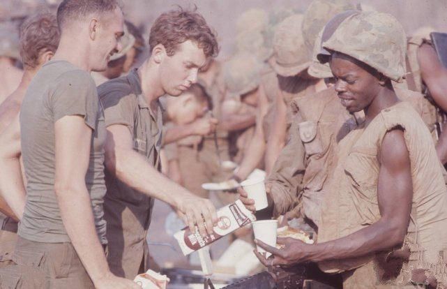 美国大兵来台湾特色景点旅游,他和2个女人的合影惹怒蒋介石