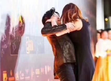 薛之谦被强吻脸部变形, 杨幂被粉丝扯掉裙子, 刘