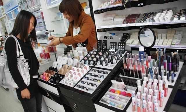 韩国又高兴了，中国游客为买化妆品连夜排队