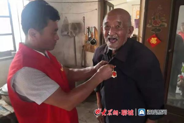 看望老党员活动报道