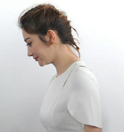 景甜白裙秀傲人上围 网友喊话张继科:眼光不错