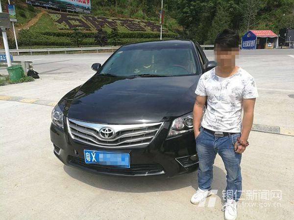 男子无证+毒驾+非法携带管制刀具欲上高速公