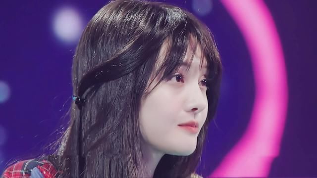 郑爽换新发型了,长发飘飘加仙女刘海,网友:甜到