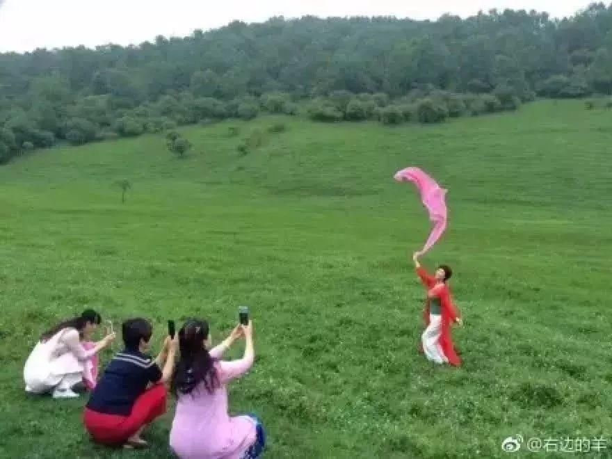 中国大妈:披个丝巾拍个照我招谁惹谁了?为何群