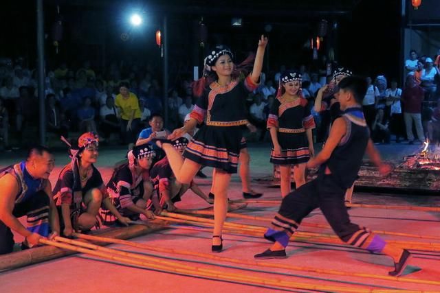 广西巴马看瑶族花式跳竹竿