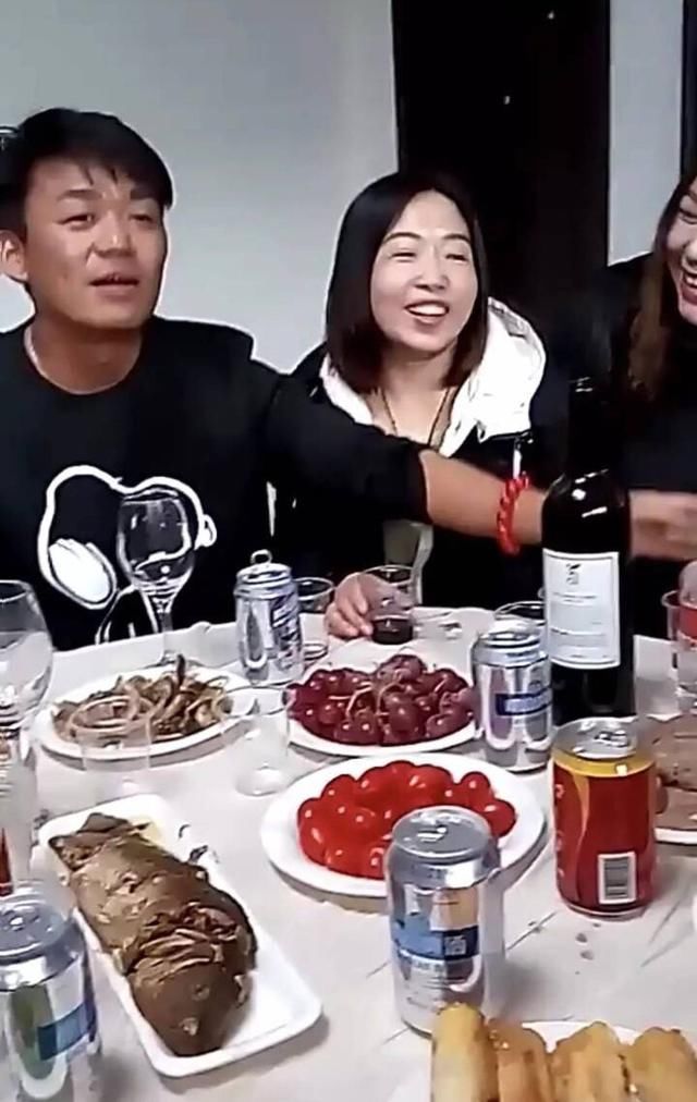 李易峰拍戏,鹿晗关晓彤游日本,王宝强回老家,明