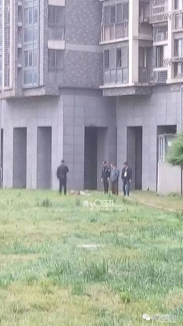 镇江三天内连续有两人身亡跳楼人物女生动动漫元二次这都是了图片