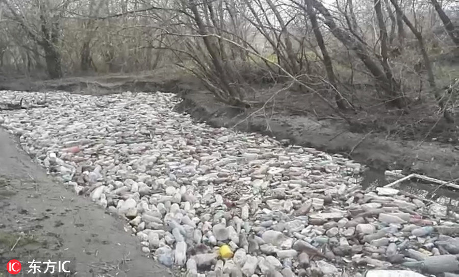 斯一河流遭数千塑料瓶填充枯竭 环境污染触目惊心