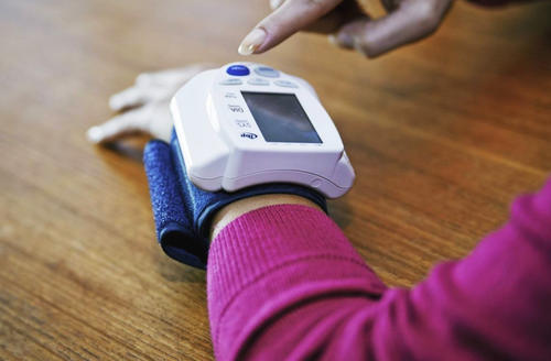 1个勾脚动作,躺着就能做,腿部气血畅通,预防血