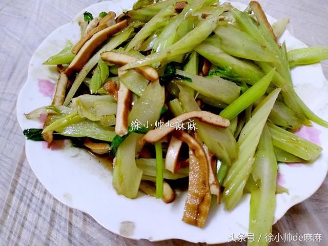 晒晒婆家的年夜饭，简单好吃有味道，下酒菜也多，都不用我帮忙！