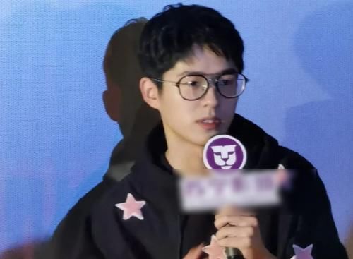 刘昊然被男粉喊老公？看清他的表情后，怪不得男生也心动了！