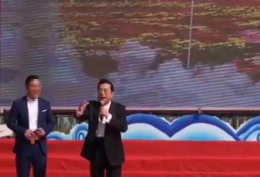 81岁老歌唱家李双江仍然各地商演演出，近照曝光精神抖擞红光满面