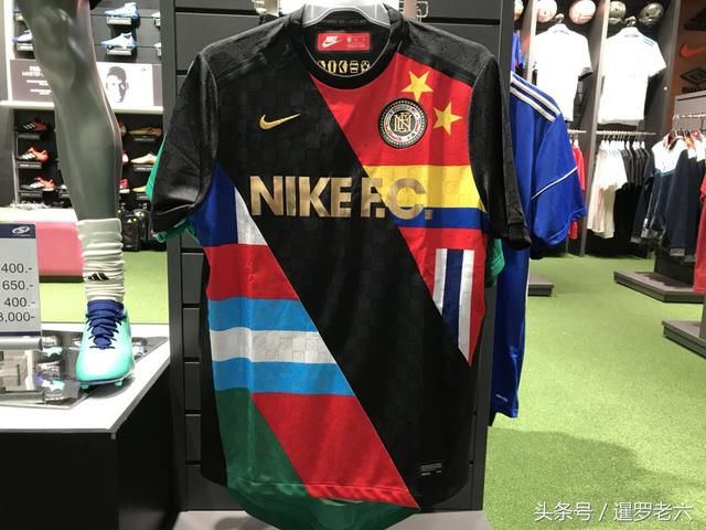 在泰国看见一款NIKE F.C.的超炫球衣!560元