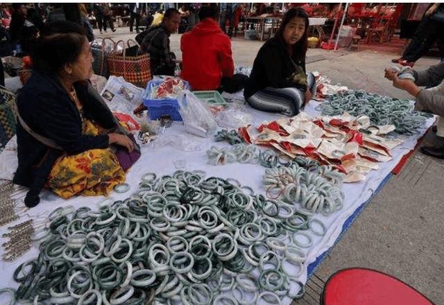 中国姑娘到缅甸购物,买了2个玉镯给了3千块钱