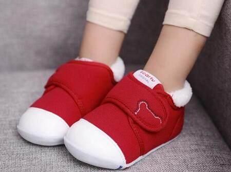 婴儿几个月能穿鞋子?早穿对宝宝生长发育好吗
