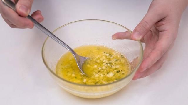 蒜蓉黄油烤龙虾:不用到餐厅也能吃到的鲜甜烤龙虾,易煮又吸引。