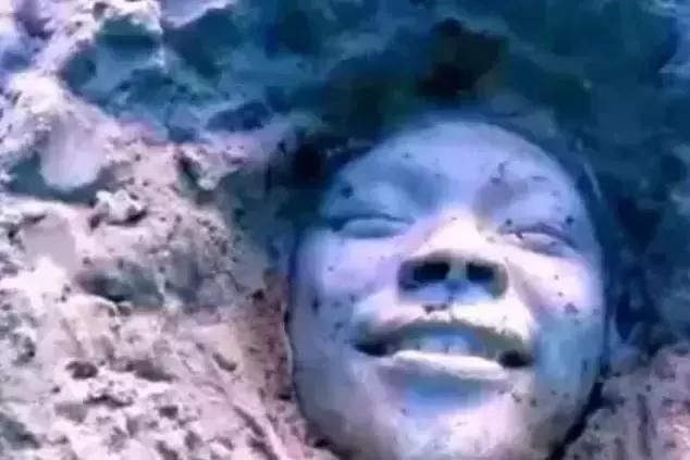 深海潜水,发现神秘“人脸头像”,潜水员吓的腿抽筋