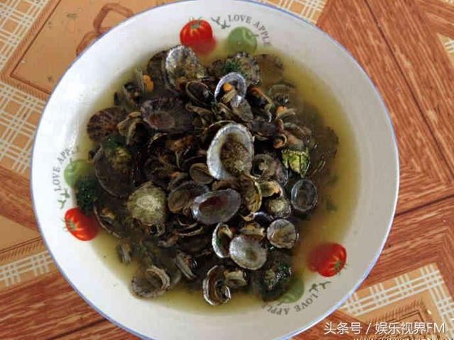 沿海渔民的日常饮食，这一桌子海鲜真是壕，拇指大的鲍鱼了解一下