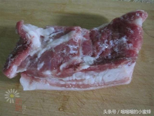 五花肉这么做，不放一滴油，吃一锅不长肉，下酒好菜，真解馋!