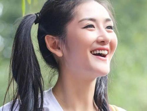 颁奖时突然停电,谢娜反应机智,连新闻联播主持