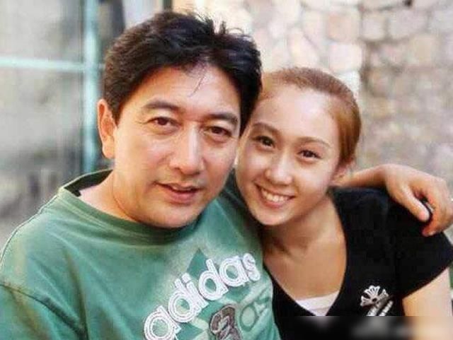 央视主持人水均益，抛弃瘫痪妻？却养智障大哥16年？