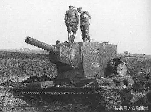 这个美国大片里歌颂的场景,却是由苏联坦克在