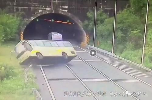 德庆各大群在传一个大巴高速上侧翻的视频!真