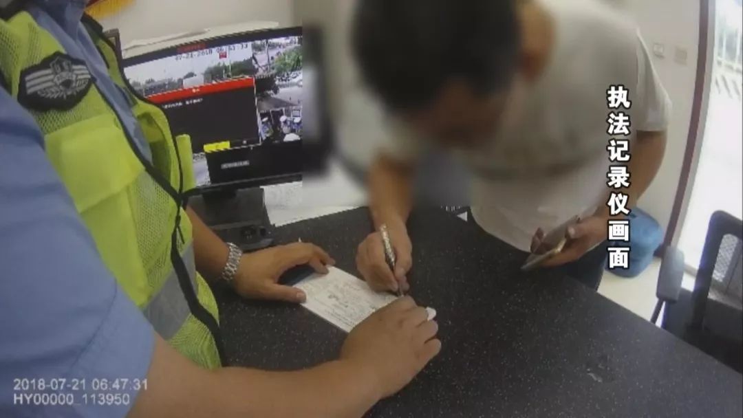 糊涂老爸 为送孩子竟然酒驾上高速 被交警拦下