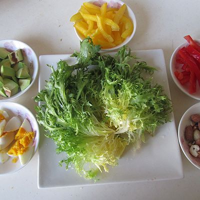 鸡蛋牛油果苦菊沙拉