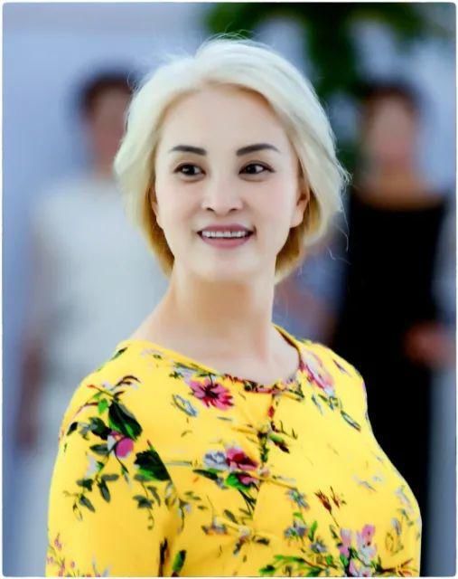 白发模女60岁走Ｔ台