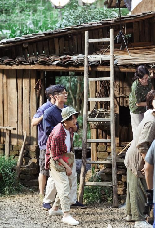王俊凯《我和我的家乡》花絮照曝光，变身乖学生，上演躲猫猫