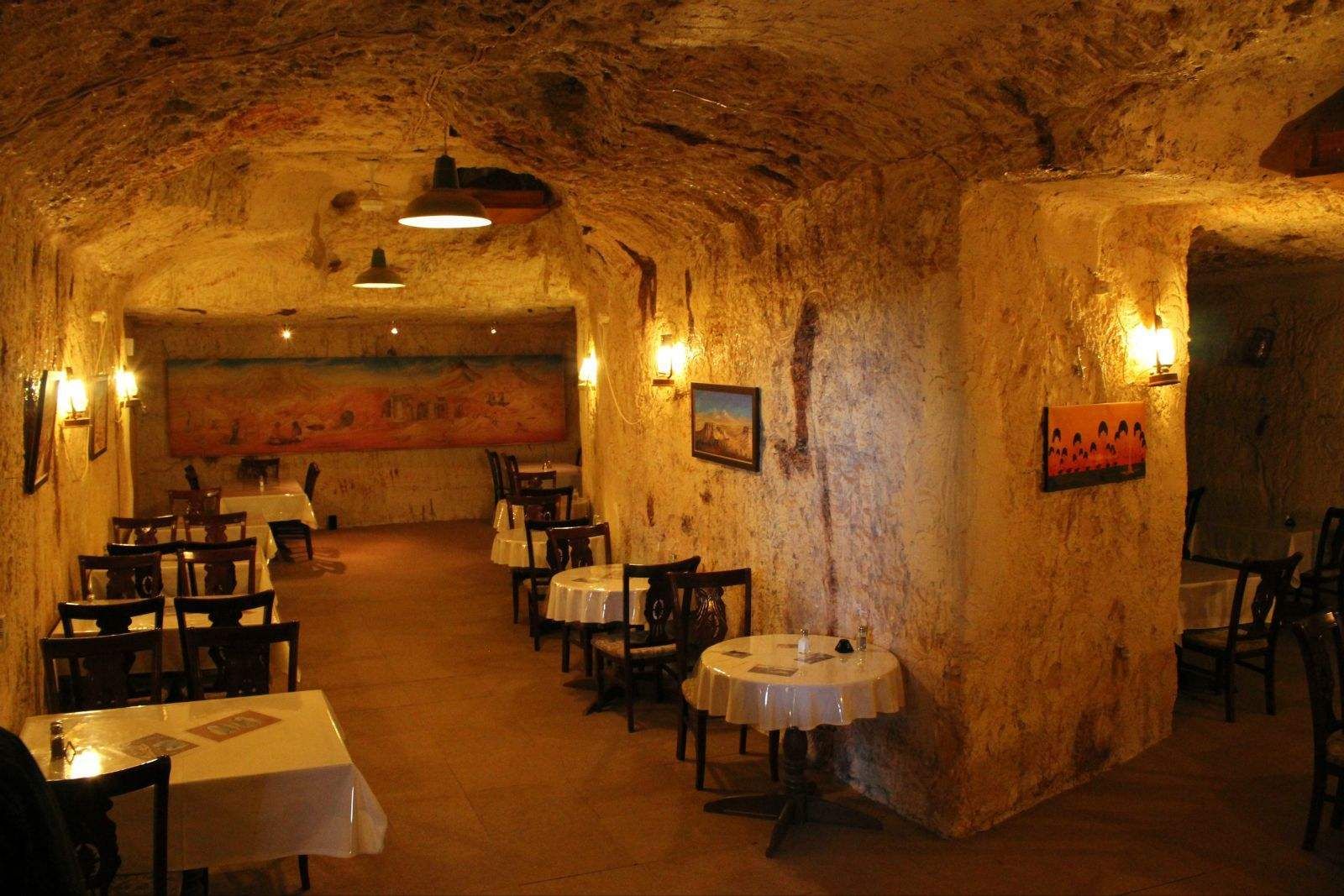 这里表面上看着荒无人烟，地底下却住满了寻宝人