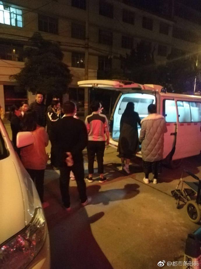 云南玉溪通海5.0级地震 地震宝宝救护车上平安