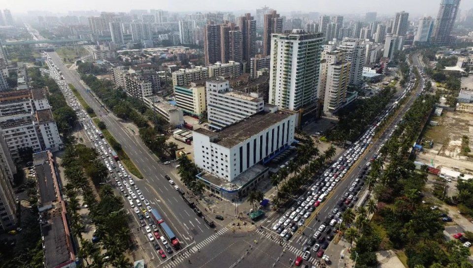 海南万车大滞留!海口到深圳机票将近2万，还要到哈尔滨转机!