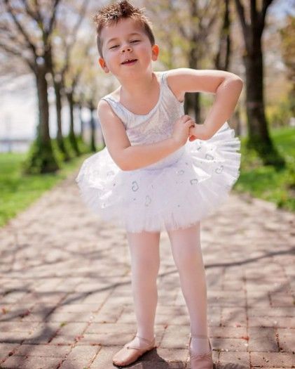 5岁男孩爱穿裙子想当女生 父母支持当坚强后盾