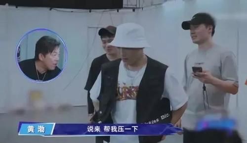 张艺兴乔装整蛊黄渤，却被老狐狸喂朝天椒，见面就变极挑