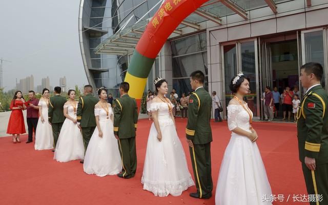 武警菏泽支队为6对新婚夫妇组织 军婚大典