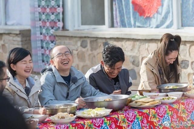 商界大佬潘石屹和王宝强一起来农村做公益,没