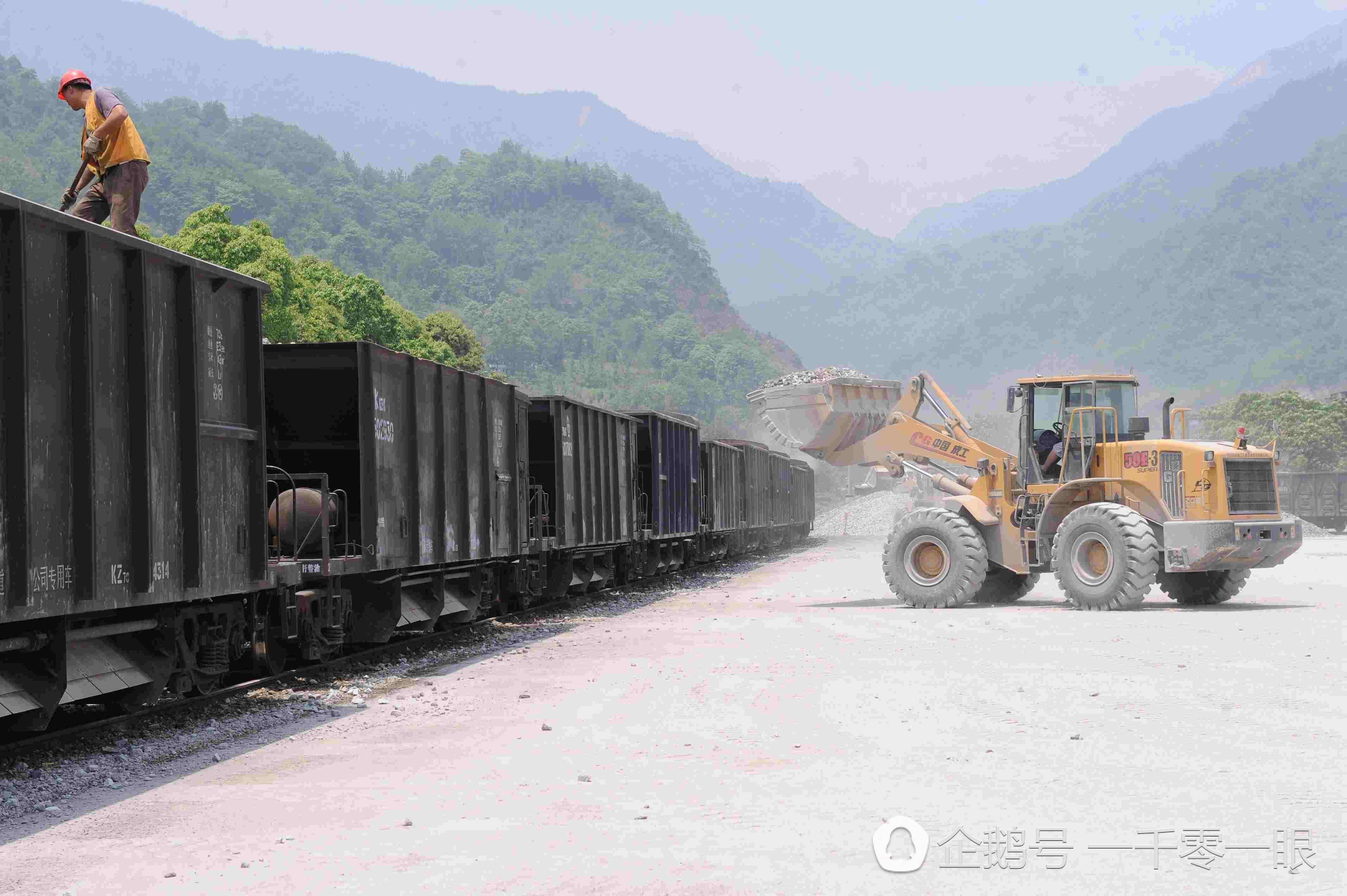 孤独的铁路小站:位于地震遗址中心,到晚上只有