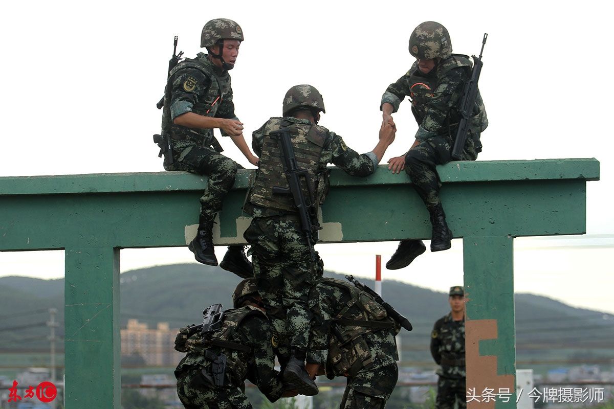 广西武警侦察兵毕业考核 攀爬射击进行现实版