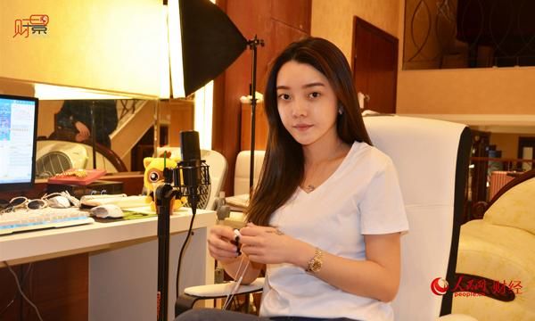 YY主播崔阿扎继戛纳之后 又登上人民网首页