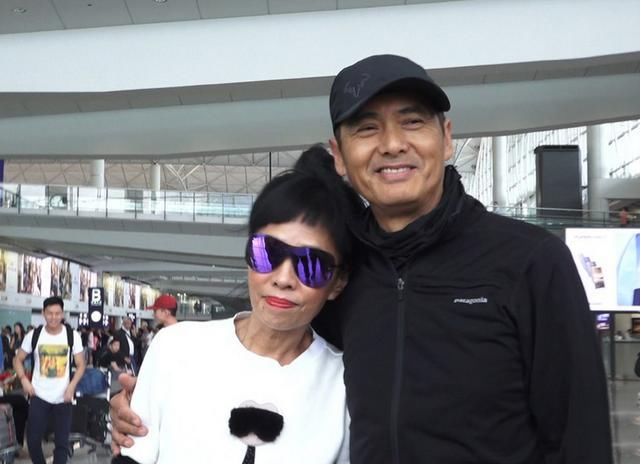 63岁周润发与58岁妻子近照,网友:发嫂这容颜简