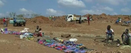 马拉维掀起新淘金热,村民在河流淤泥中寻找财